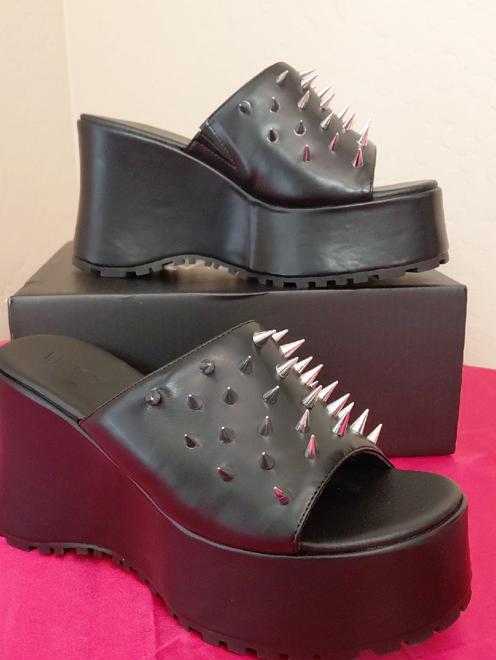 DOLLSKILL WIDOW SZ.11 SPICE THINGS UP Black Spike Platform Slide Sandals